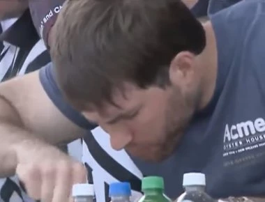 Απίστευτο: Εφαγε 480 όστρακα σε μόλις 8′ (βίντεο)